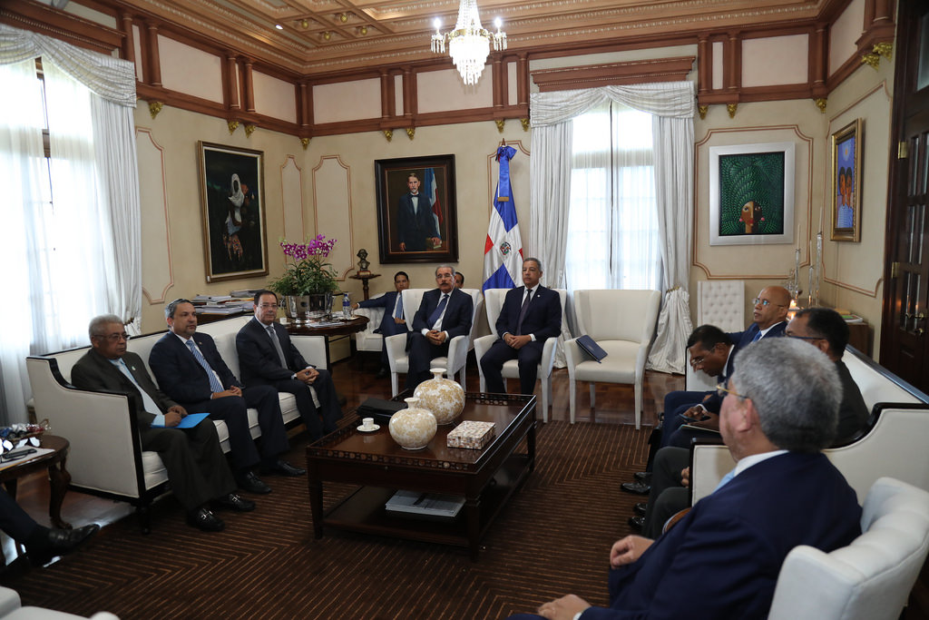 Presidente Medina se reúne con jefes instituciones sector eléctrico imagen