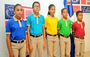 Educación suspende directora liceo tras denuncia venta de uniformes Educación suspende directora liceo tras denuncia venta de uniformes