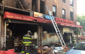 Fuego en una bodega de Brooklyn deja un muerto y tres heridos