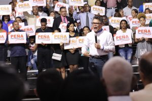 Carlos Peña deja el PLD; aspirará la Presidencia por otro partido