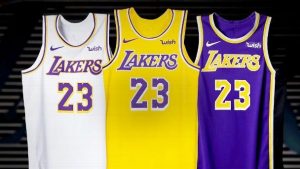 Lakers evocan era con actualizaciones del jersey