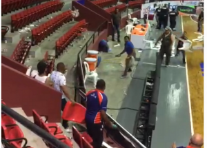 SFM: Fanáticos se enfrentan a sillazos y palos en partido basquet