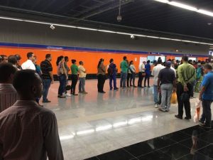 Largas filas en boleterías de la Línea 2B del Metro de Santo Domingo