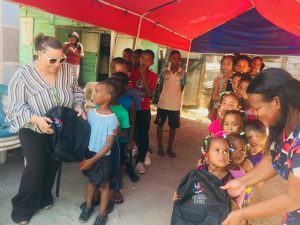 Mirna Pimentel realiza campaña “Que no se Quede un Niño, Sin Mochila” Mirna Pimentel realiza campaña “Que no se Quede un Niño, Sin Mochila”