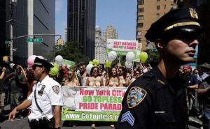 Mujeres EEUU marchan en «topless» por igualdad de género Mujeres EEUU marchan en «topless» por igualdad de género