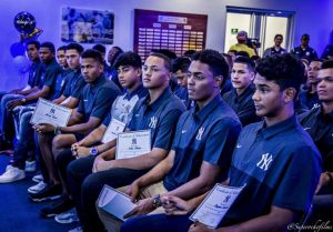 Novatos gradúan bachilleres en Academia de los Yanquis