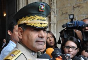 Presidente remueve jefes militares y confirma al Ministro de Defensa