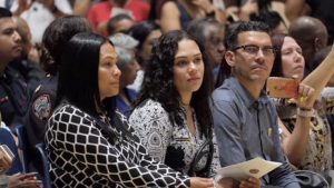 Policía entrega dos becas a nombre de Lesandro “Junior” Guzmán Feliz