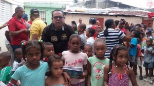 SAN CRISTOBAL: Rommel Lora entrega útiles escolares