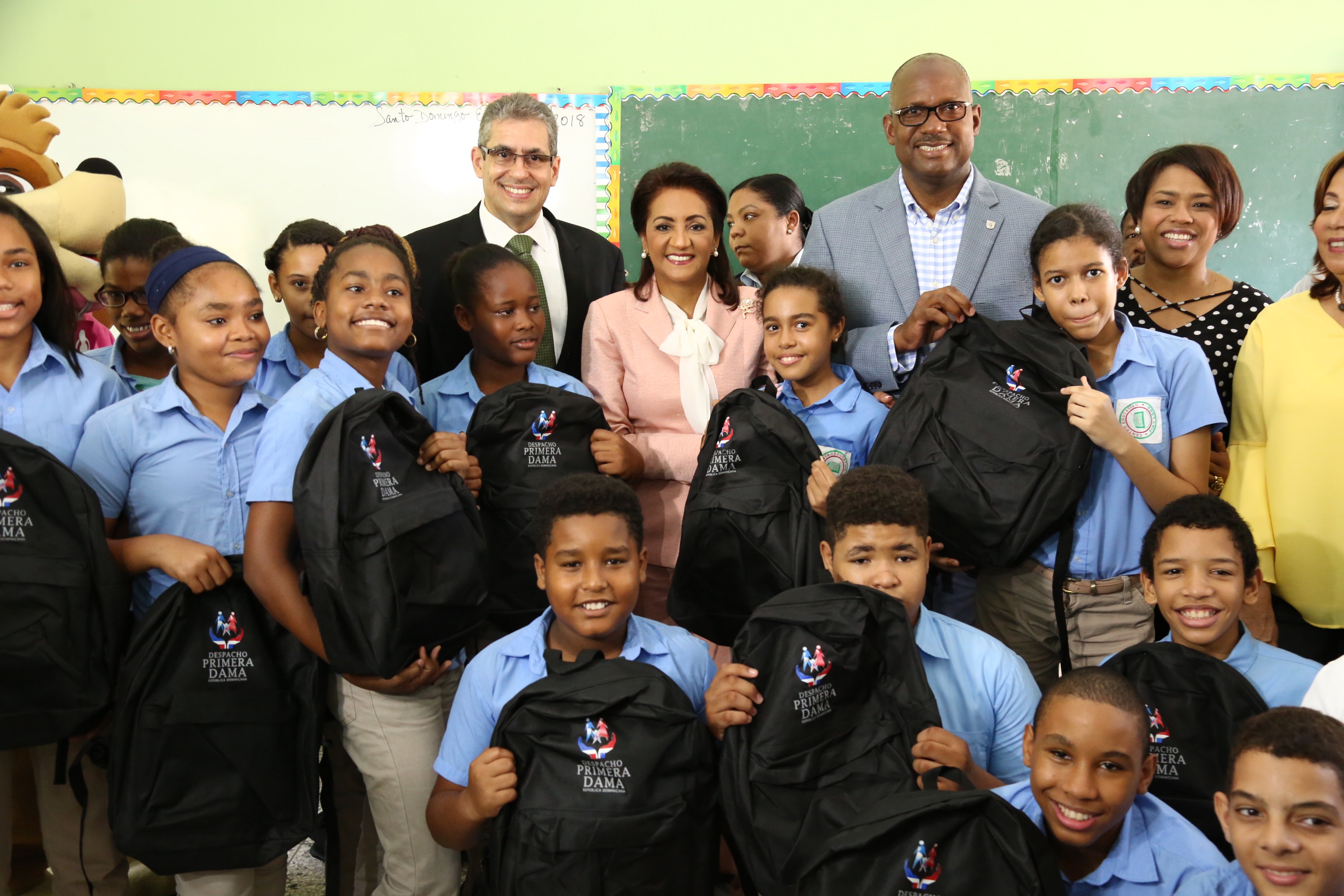Primera Dama inicia entrega útiles escolares para 70,000 estudiantes imagen