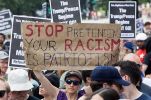 EEUU: Miles de personas inician actos contra la marcha de neonazis