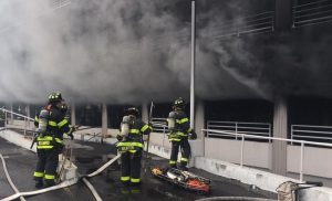 Incendio masivo de vehículos deja 21 heridos