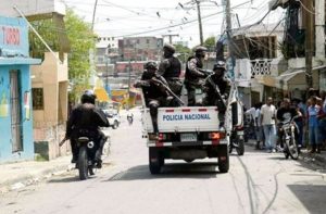 SDE: PN apresa decenas personas; retienen armas y motocicletas