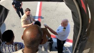 Pasajeros del avión puesto en cuarentena tienen gripe Pasajeros del avión puesto en cuarentena tienen gripe