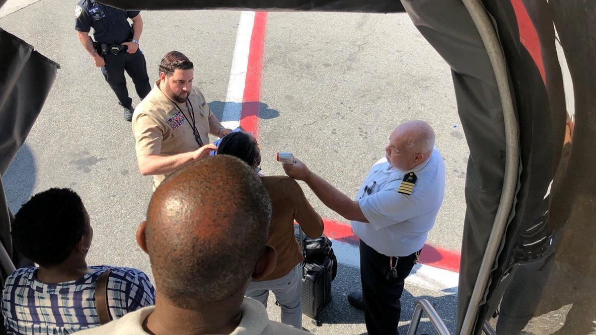 Pasajeros del avión puesto en cuarentena tienen gripe imagen