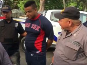 SANTIAGO: Hombre asesina otro por una mujer e hiere a su propia madre