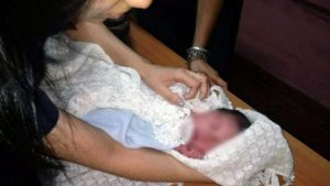 SANTIAGO: Rescatan bebé 28 días abandonaron en transitada avenida