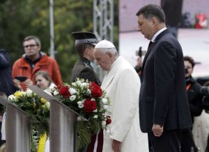 El papa Francisco visita Letonia, elogia espíritu cristiano
