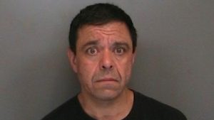 Arrestan hombre amenazó con disparar a niño