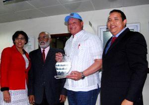 Hospital Mata Hambre reconoce al director de la CAASD