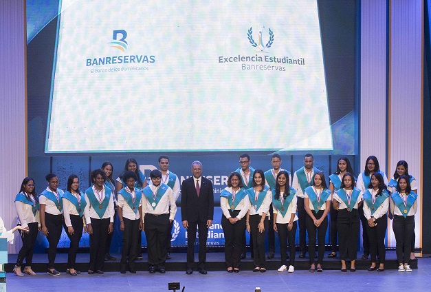 Banreservas reconoce 656 estudiantes meritorios hijos de colaboradores imagen