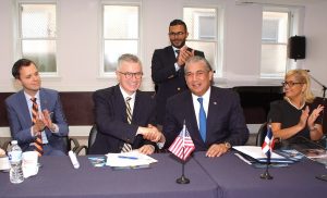 Cónsul RD firma acuerdo facilitaría documentos a exreos dominicanos