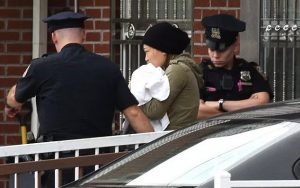 Acusan de intento de homicidio a mujer apuñaló tres bebés y dos adultos