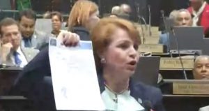 Diputada culpa a suplidor en lío con mochilas del Misterio Educación