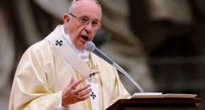 Papa pide políticos responsabilidad ante desafíos como la inmigración