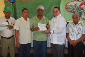IAD entrega más de 7 millones de pesos a productores cañeros