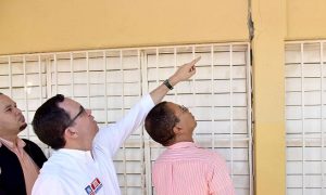 MONTECRISTI: Ministro de Educación supervisa escuelas afectadas por sismos