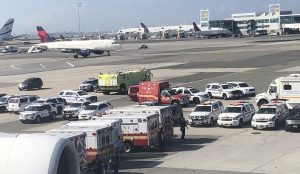 En cuarentena avión llegó al JFK con decenas pasajeros enfermos