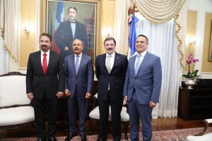 Presidente de Claro visita a Danilo y anuncia nuevas inversiones en RD