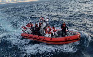 PUERTO RICO: Interceptan dos yolas con 20 dominicanos ilegales PUERTO RICO: Interceptan dos yolas con 20 dominicanos ilegales