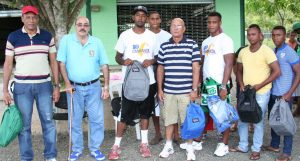 Remo y Canotaje entrega útiles escolares a sus atletas