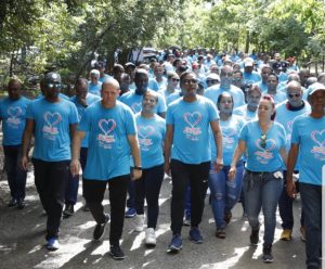 Cientos caminan por el corazón