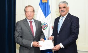 Canciller RD recibe copias de estilo del nuevo embajador francés