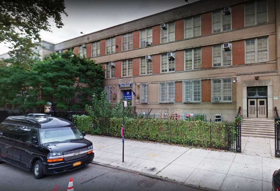 Un estudiante apuñala a otro en primer día clases imagen