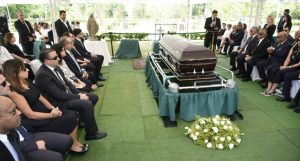 Sepultan los restos del vicecanciller y veterano periodista César Medina Sepultan los restos del vicecanciller y veterano periodista César Medina