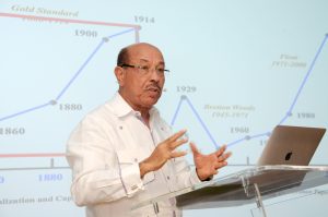 Montás llama prestar atención a la reducción del crecimiento económico