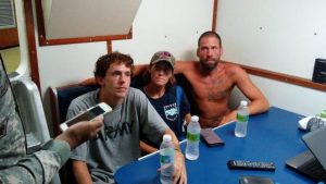 Armada rescata a tres estadounidenses de velero había quedado a la deriva