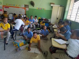 PUERTO PLATA: Niños toman clases en el suelo por falta de butacas PUERTO PLATA: Niños toman clases en el suelo por falta de butacas