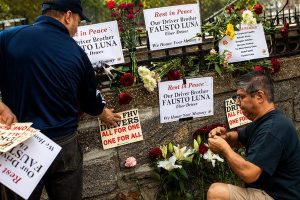 Realizan vigilia Familiares y amigos taxista dominicano que se arrojó al tren
