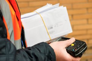 Acusan exempleada del correo y a otros tres de robar cheques Acusan exempleada del correo y a otros tres de robar cheques