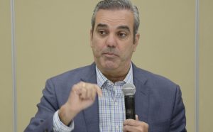 Abinader asegura hay recursos para dignificar sueldos empleados públicos Abinader asegura hay recursos para dignificar sueldos empleados públicos