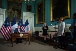 Bill de Blasio firmará legislación permitirá elegir un tercer género Bill de Blasio firmará legislación permitirá elegir un tercer género