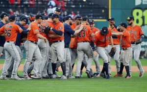 Astros barren Indios y avanzan Serie de Campeonato