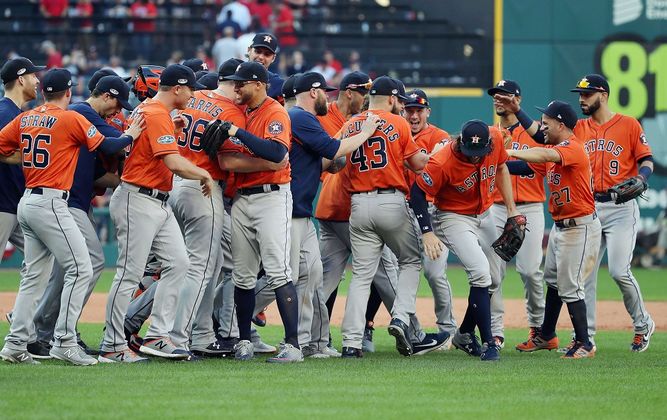 Astros barren Indios y avanzan Serie de Campeonato imagen
