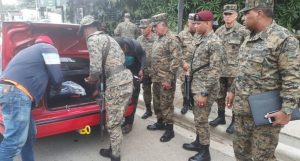 PEDERNALES: Militares son apostados en vías de acceso mercado binacional PEDERNALES: Militares son apostados en vías de acceso mercado binacional