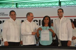 Gobierno entrega 1,620 títulos definitivos a productores Azua y San Juan
